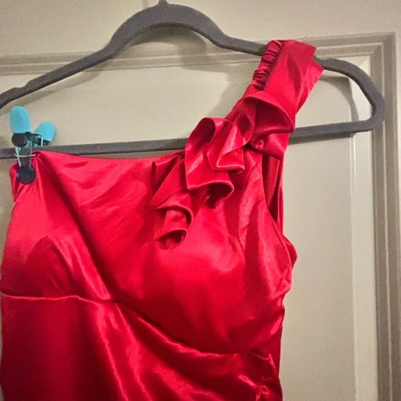 Elegant Red One-Shoulder Dress Medium - Picture 3 of 3